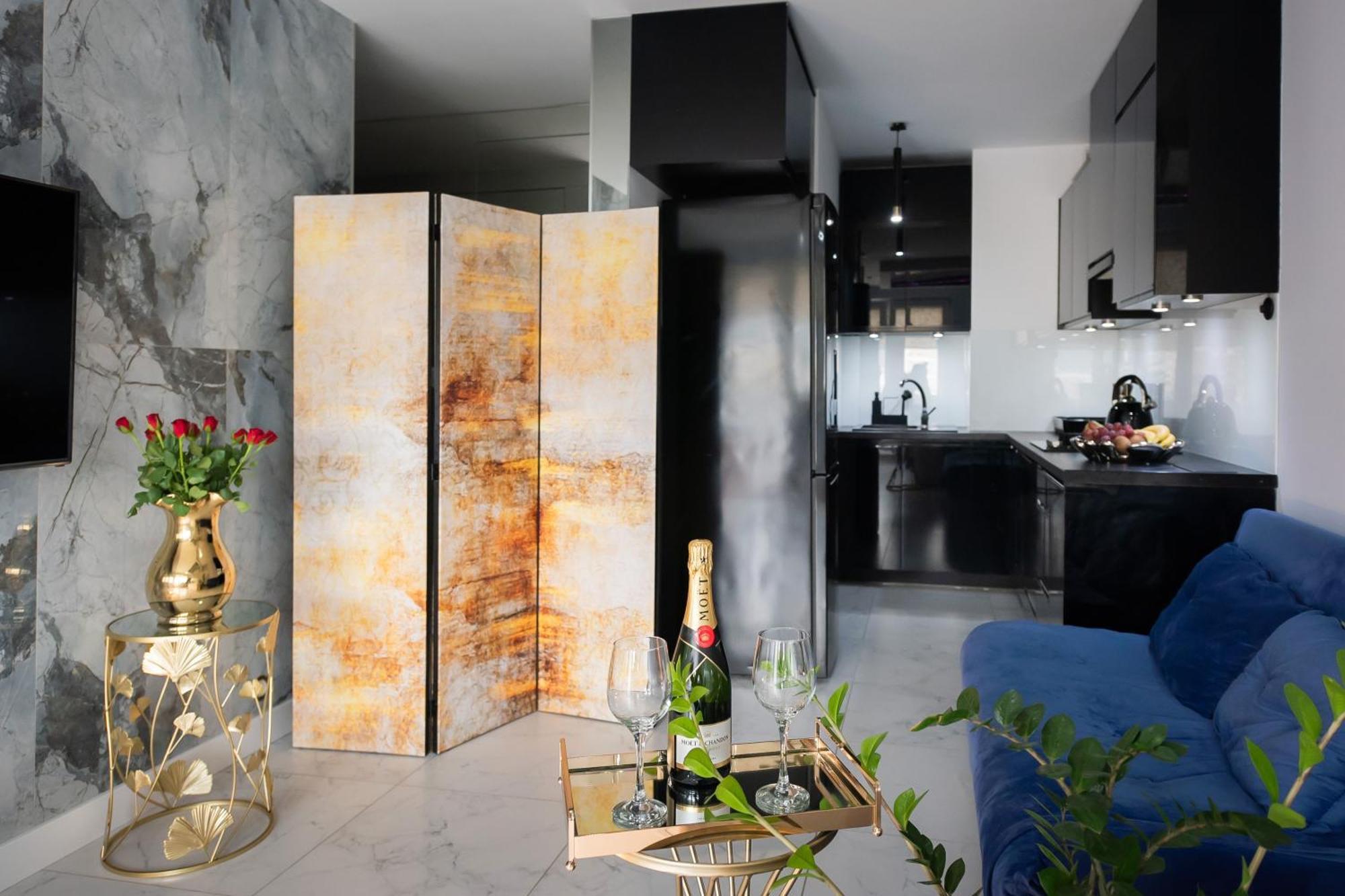 Apartament Jacuzzi กดิเนีย ภายนอก รูปภาพ