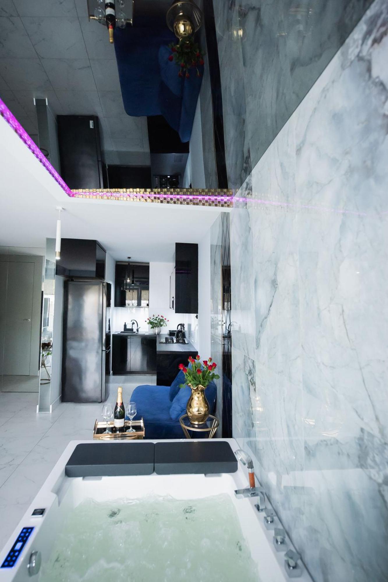 Apartament Jacuzzi กดิเนีย ภายนอก รูปภาพ