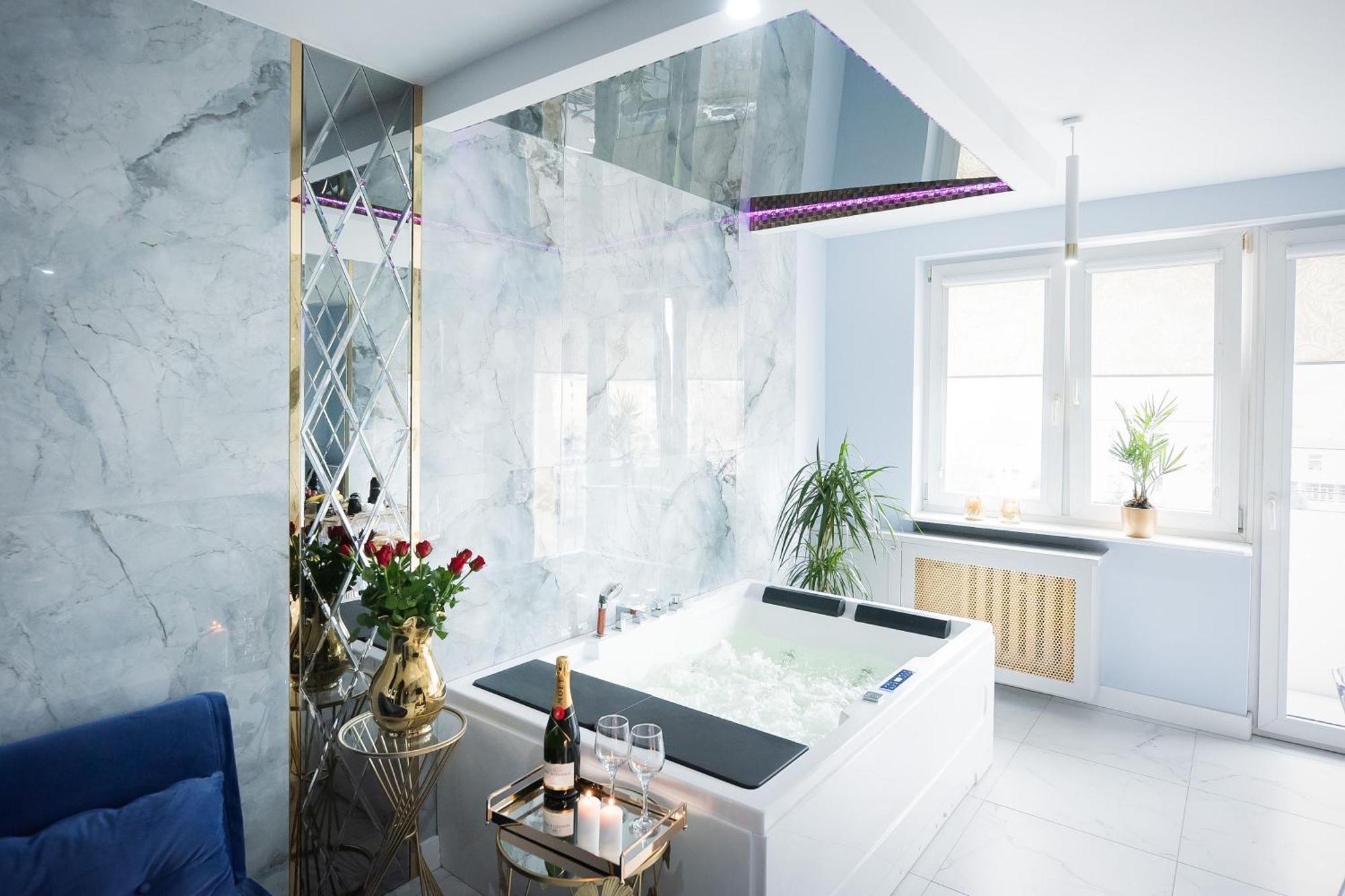 Apartament Jacuzzi กดิเนีย ภายนอก รูปภาพ