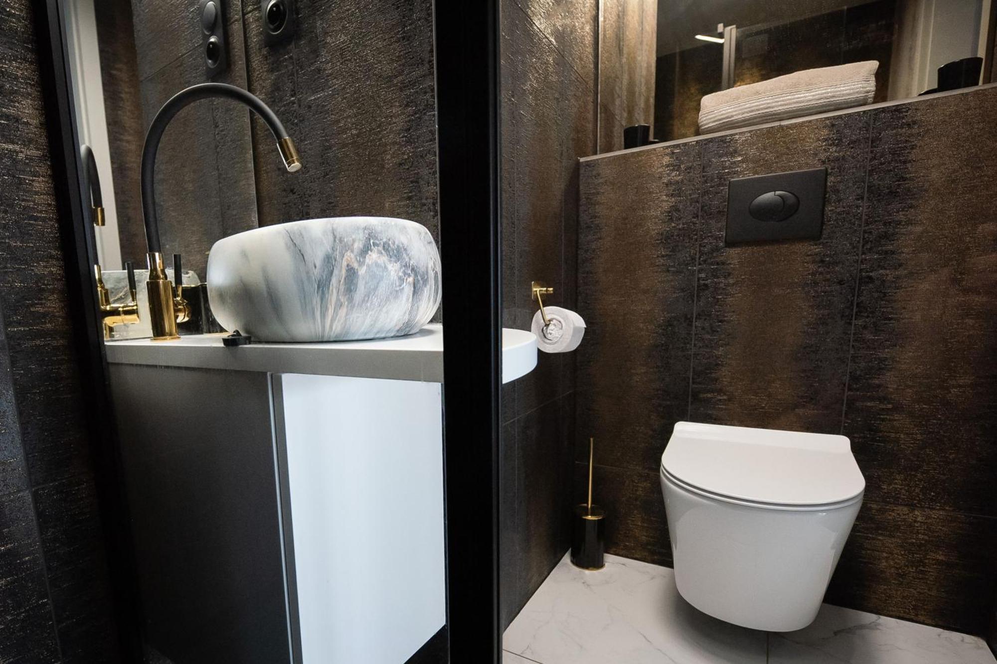Apartament Jacuzzi กดิเนีย ภายนอก รูปภาพ
