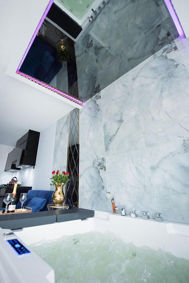 Apartament Jacuzzi กดิเนีย ภายนอก รูปภาพ